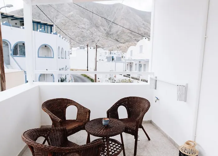 Sunday's Perissa (Santorini)